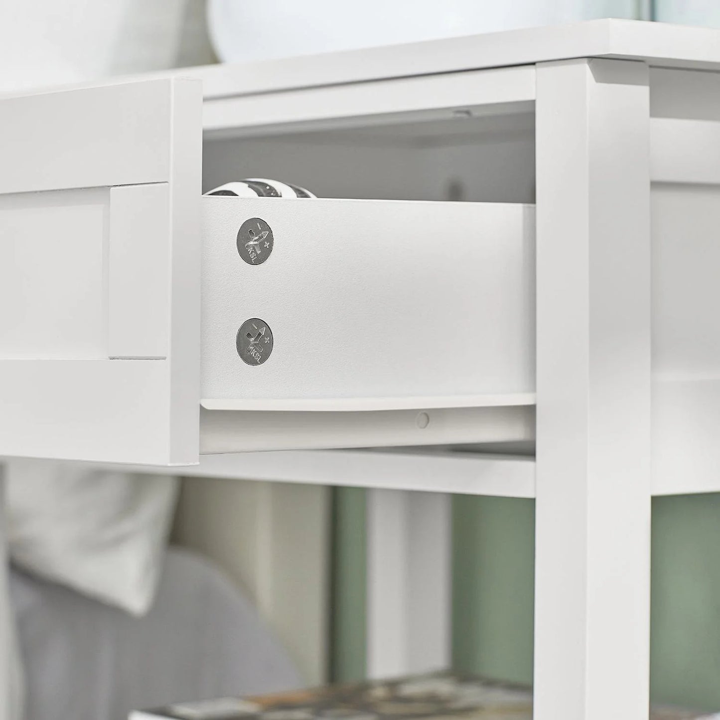 Sengebord / sidebord med 1 skuffe og 2 hylder, hvid