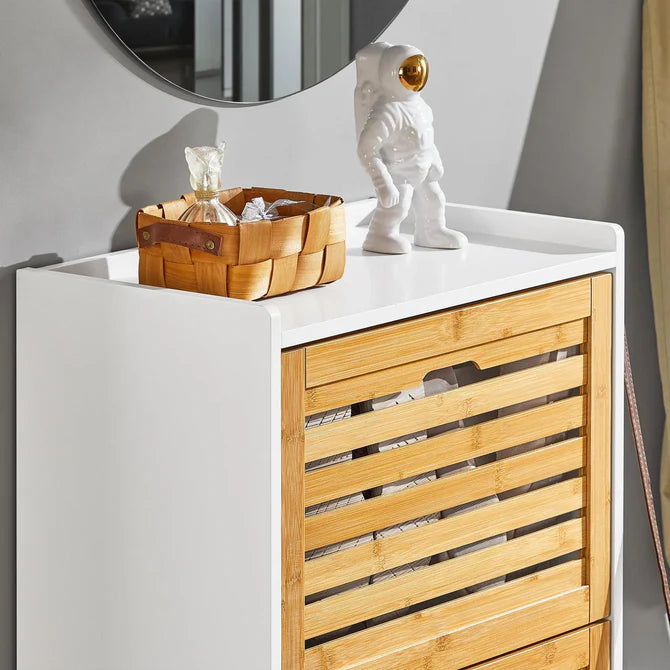 Elegant skoskab med vippeskuffer, hvid / naturfarvet