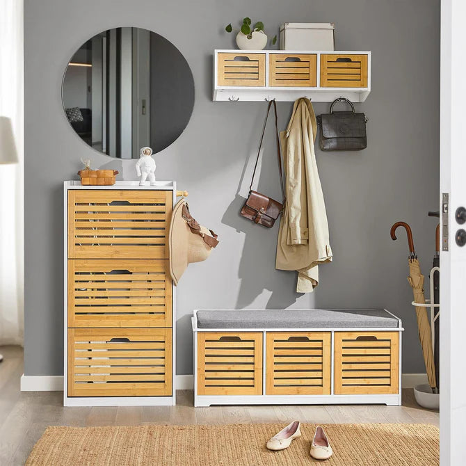 Elegant skoskab med vippeskuffer, hvid / naturfarvet