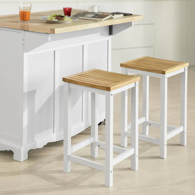 Sæt med 2 stk. bar / køkkenstole med fodstøtte, hvid / naturfarvet