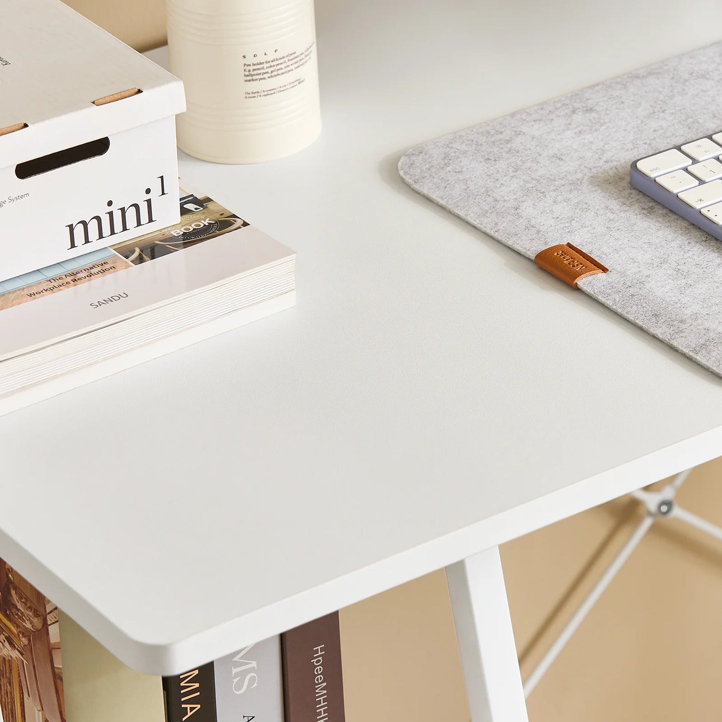 Skrivebord / computerbord med hylder, hvid