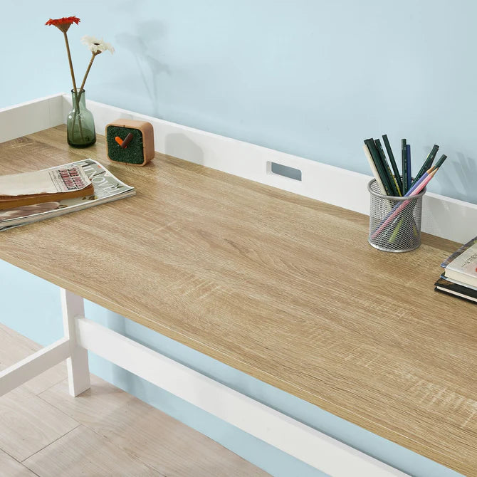 Skrivebord med stor naturfarvet bordplade, hvid