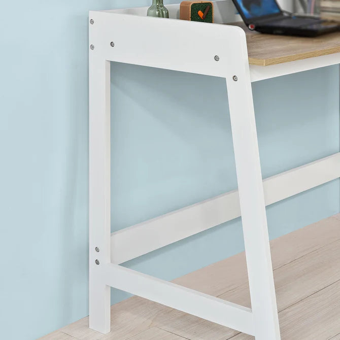 Skrivebord med stor naturfarvet bordplade, hvid