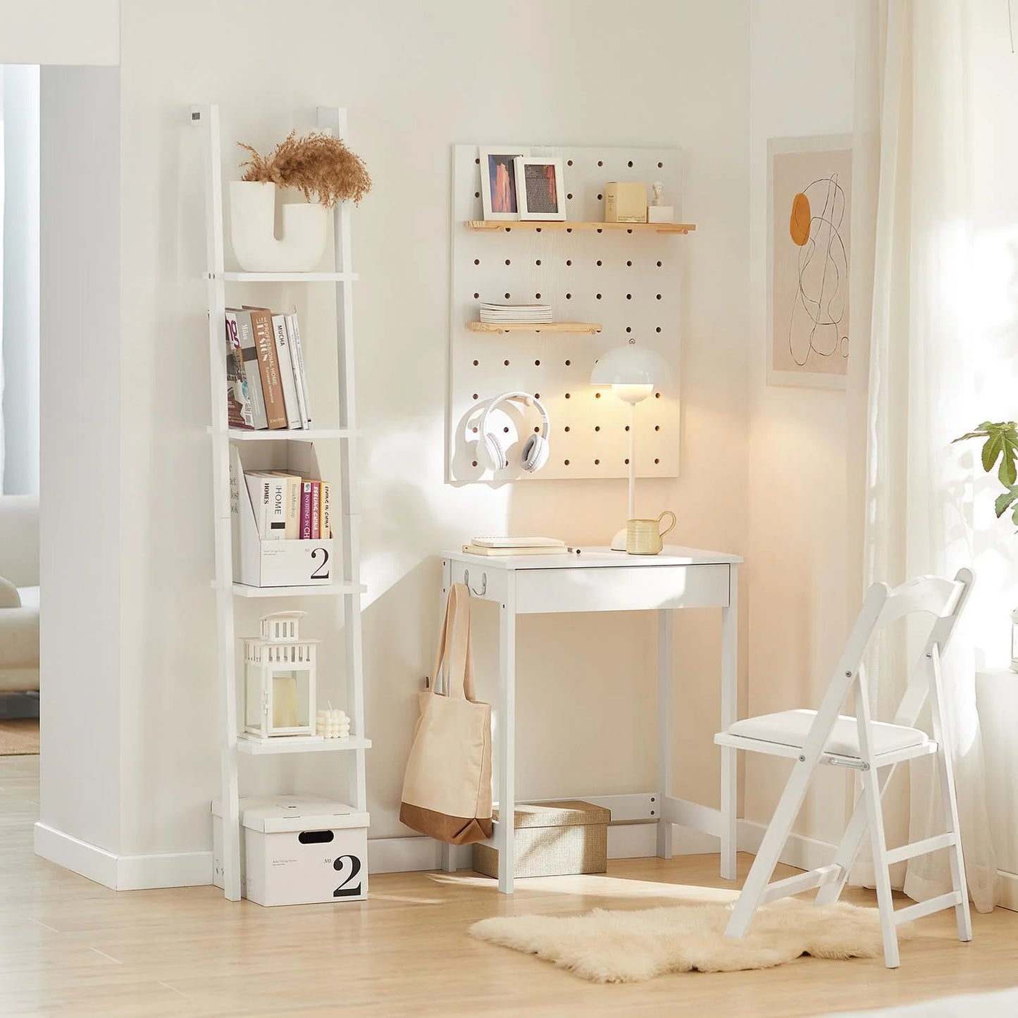 Enkelt og lille skrivebord med knager, hvid
