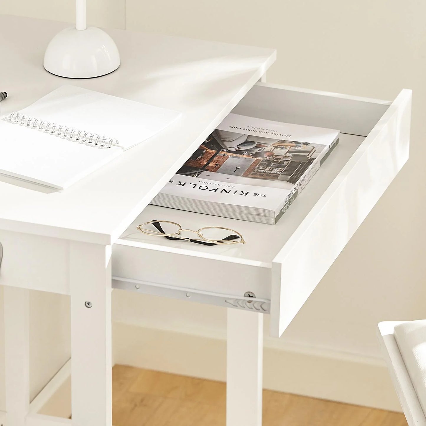 Enkelt og lille skrivebord med knager, hvid