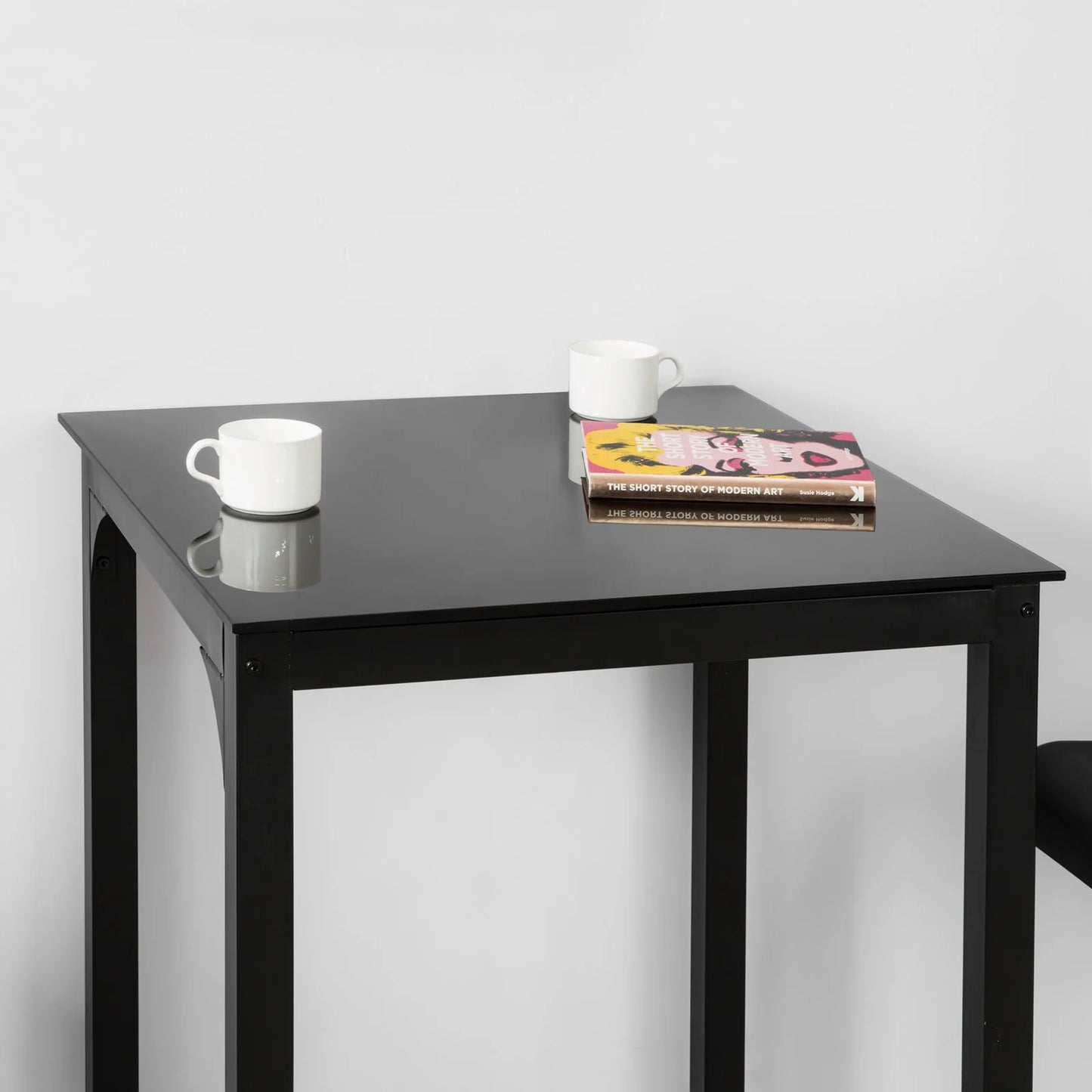Enkelt og robust spisebord, sort