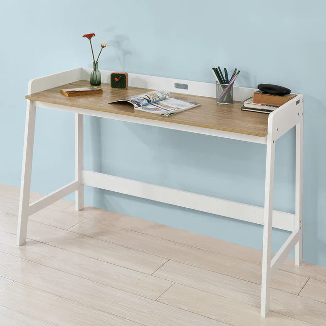Skrivebord med stor naturfarvet bordplade, hvid